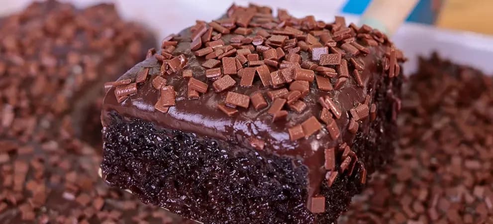 Bolo de Chocolate com Cobertura de Brigadeiro